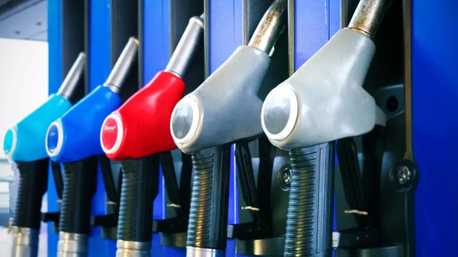 Данъчните проверяват бензиностанции за измами с отстъпката от 25 ст.