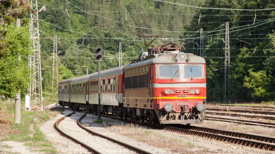 Извънреден труд и пенсионирани машинисти спасяват разписанието в БДЖ