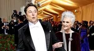 Майката на Илън Мъск спи в гараж, когато е при него