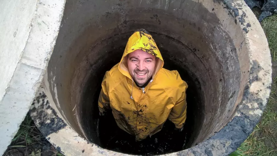 Виц на деня: ВиК майстор и чиракът му отпушват мръсен канал