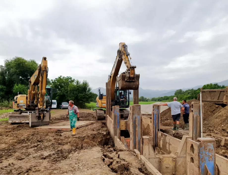 Финализират изграждането на дренажа за допълнителна вода в асеновградското село Червен