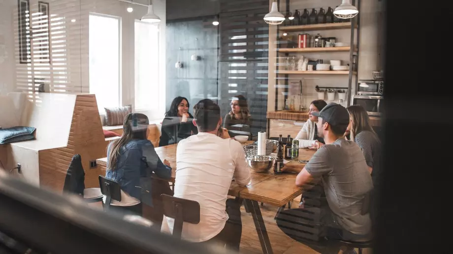 Как работната атмосфера влияе върху производителността на служителите?