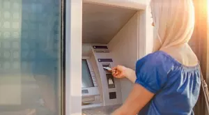 Вечерен виц: Две блондинки пред банкомат