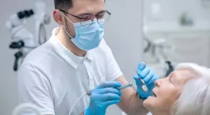 Виц на деня: Възрастна жена нахлува при пишман зъболекар