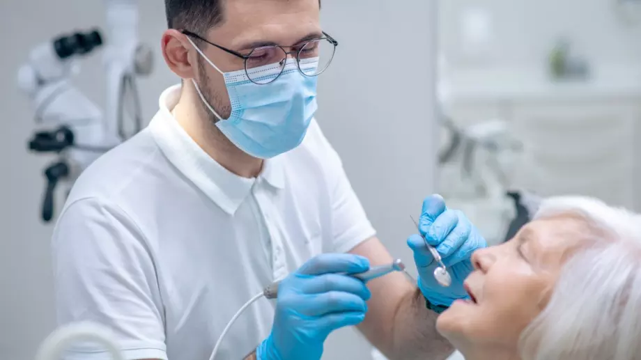 Виц на деня: Възрастна жена нахлува при пишман зъболекар