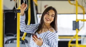 Виц на деня: Жена пътува в автобуса и говори по телефона с Мичето