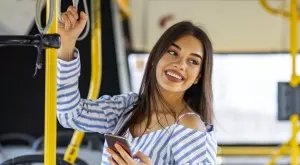 Виц за 23 май 2023: Жена пътува в автобуса, говори по телефона