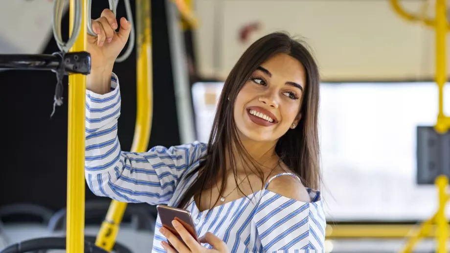 Виц за 23 май 2023: Жена пътува в автобуса, говори по телефона