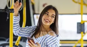 Женски виц за 7 февруари 2024: Млада жена говори в препълнен автобус