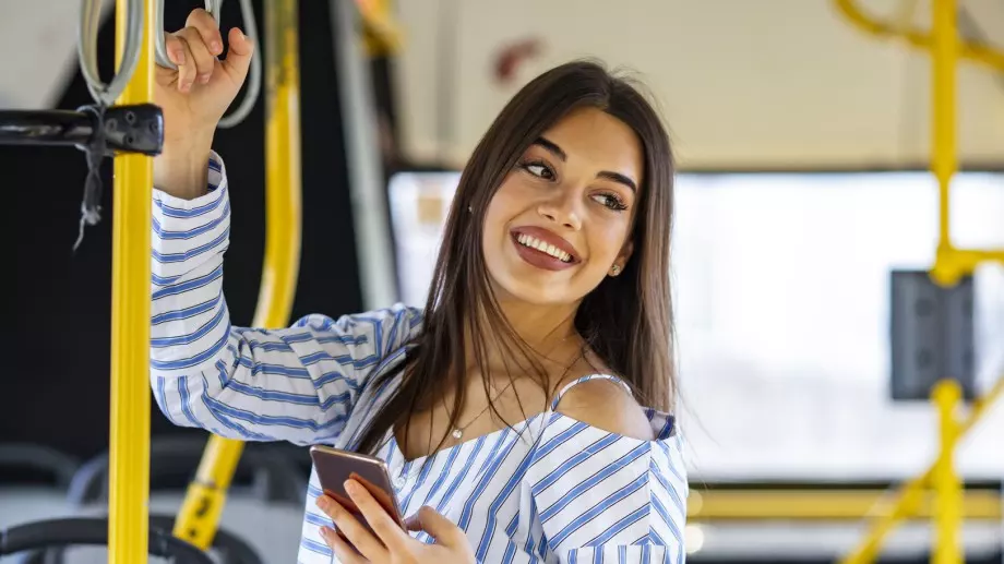 Женски виц за 7 февруари 2024: Млада жена говори в препълнен автобус