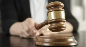 Виц на деня: Баба Мара в съда