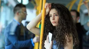 Виц на седмицата: Секси мацка и противен чичко в градския транспорт