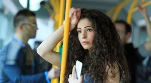 Виц за днес: Пътува жена в автобуса в час пик