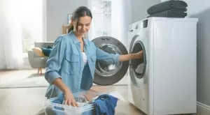 Защо хитрите домакини винаги слагат тази подправка в пералнята?