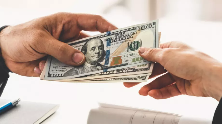 Губим хиляди левове от заплати в плик