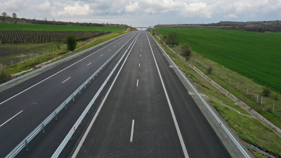 Виц на деня: - Зряла дама излиза на магистралата 