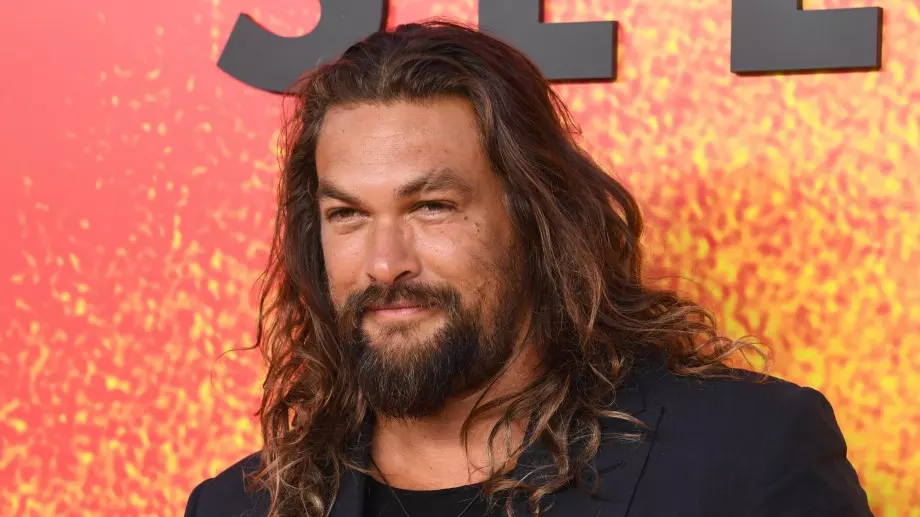 Джейсън Момоа се раздели с дългата си коса (ВИДЕО)