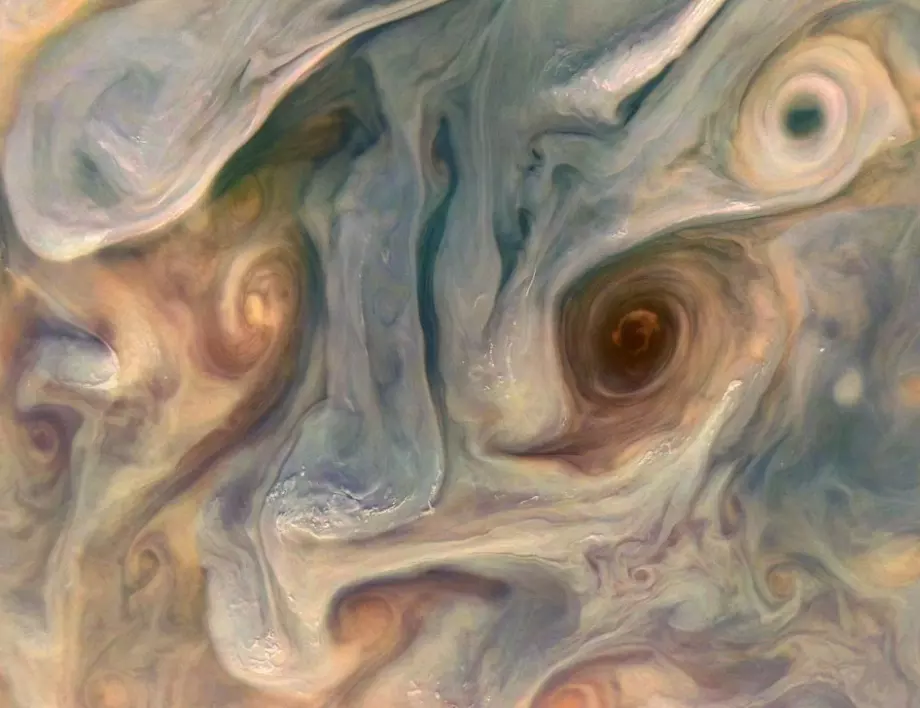 Как изглежда Юпитер в естествени цветове