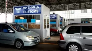 Виц на деня: Митничари спорят кой пръв ще си купи BMW