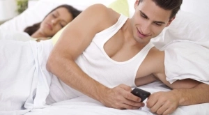 Виц на деня: Връща се мъж от командировка и пита 5 годишния си син