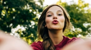 Вечерен виц: Жена се обажда на любовницата на мъжа си