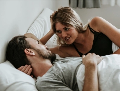 Вечерен виц: Мъж и жена лежат в леглот