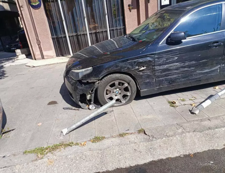 Неизвестен шофьор удари две коли на българското посолство в Скопие (СНИМКИ)