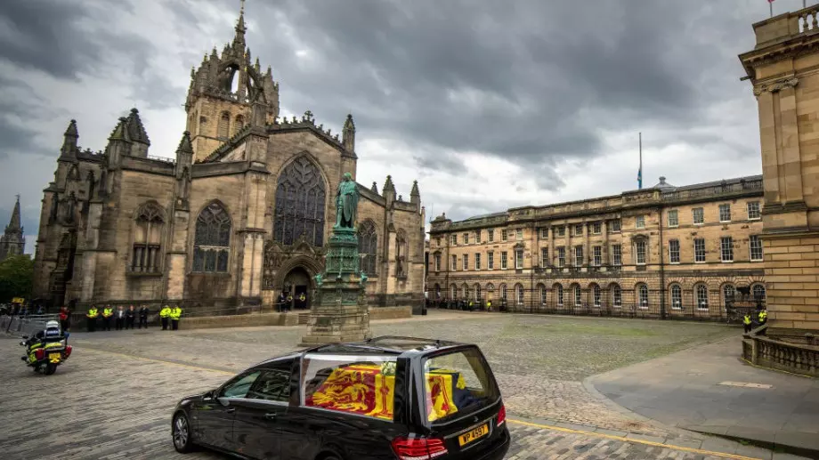 Кортежът с ковчега на Елизабет II пристигна в Единбург 