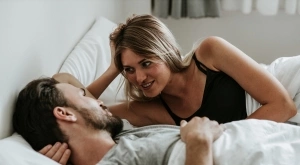 Виц на деня: Мъж иска да се гушка с жена си.