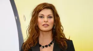 Линда Еванджелиста се завърна на подиума след 15 години (ВИДЕО)