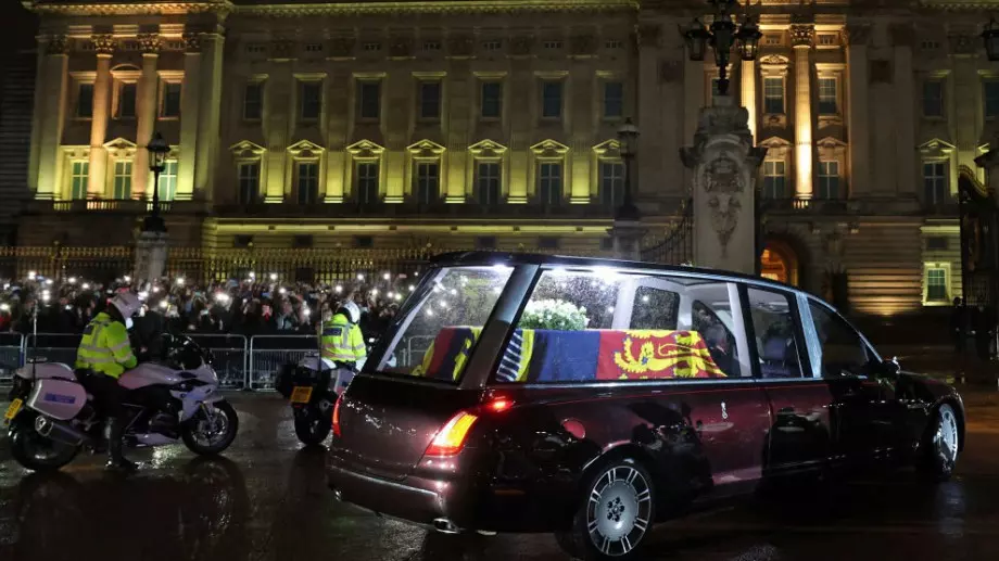 Ковчегът на кралица Елизабет II пристигна в Лондон (ВИДЕО)