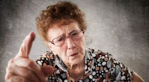 Виц на деня: Мутра се заяжда с бабичка