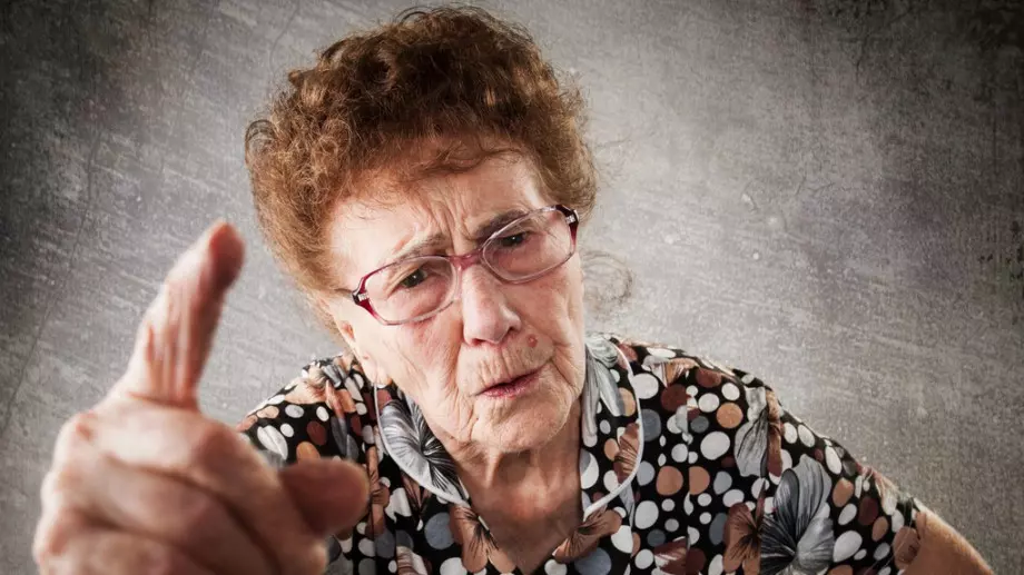 Виц на деня: Мутра се заяжда с бабичка