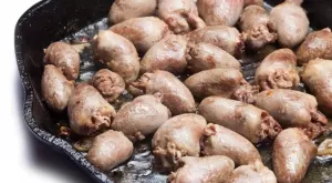 Крехки пилешки сърца в масло с лук и магданоз