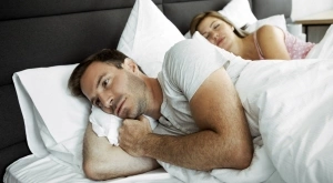 Вечерен виц: Мъж и жена лежат в леглото, гледат тавана и мълчат