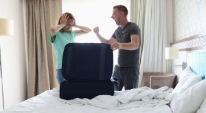 Вечерен виц: Мъж нахълтва разярен в кухнята.