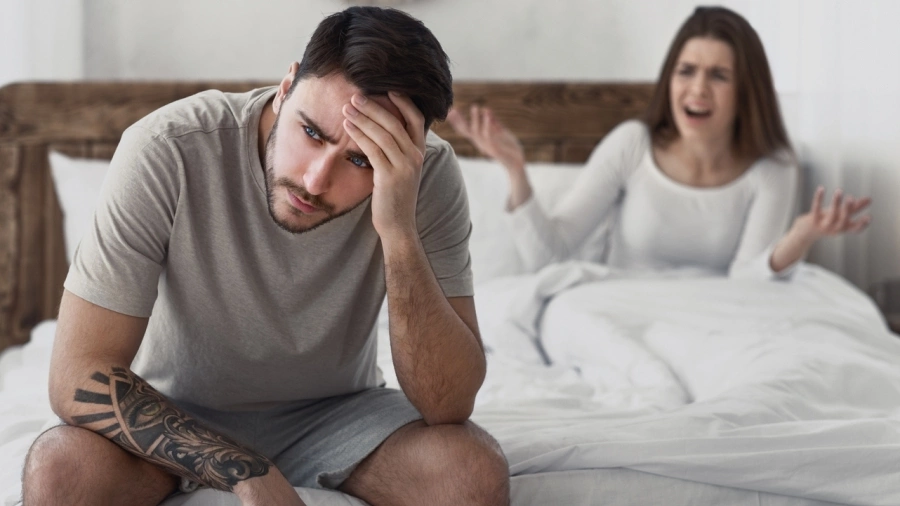 Виц на деня: Мъж отива на работа. Под окото му голям бушон.