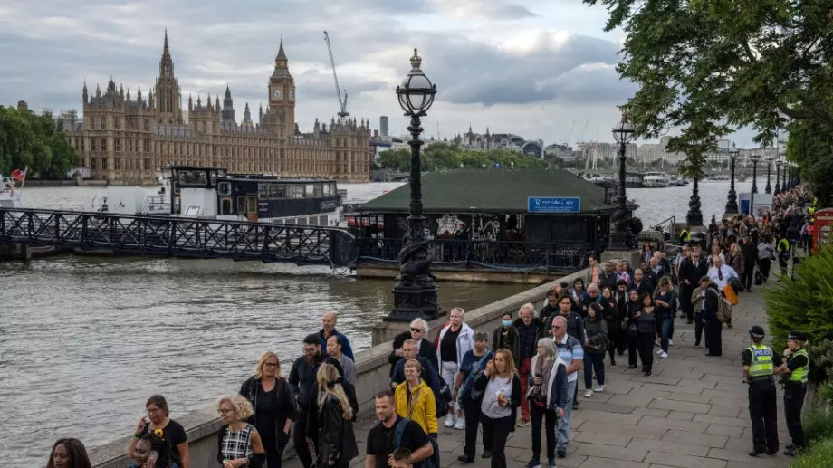 Над 7-километрова опашка от чакащи да се поклонят пред ковчега на Елизабет Втора