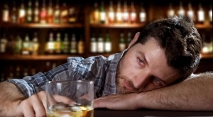 Виц на деня: Мъж седнал на бара и си поръчал двойно мартини