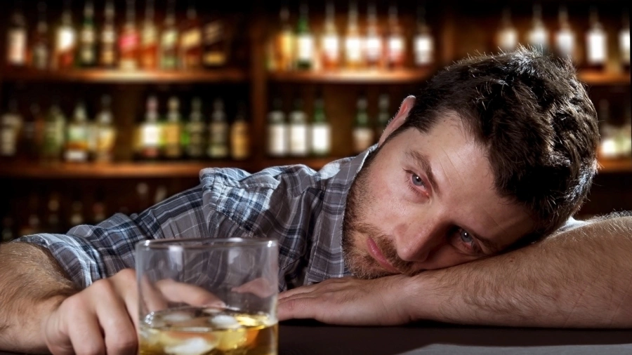 Виц на деня: Мъж седнал на бара и си поръчал двойно мартини