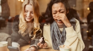 Вечерен виц: Двама мъже вървят по улицата. Пред тях вървят две жени.