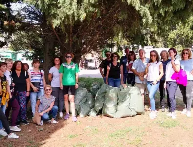 Общински служители освежиха кът за отдих в Стара Загора