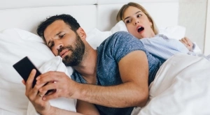 Виц на деня: Ревнив съпруг, преди да замине в командировка, казва на приятел: