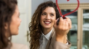 Вечерен виц: Двама влюбени. Тя му казва: