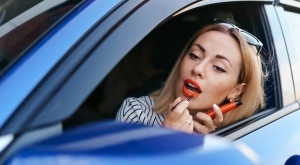 Виц на деня: Катаджия спира автомобил шофиран от блондинка.