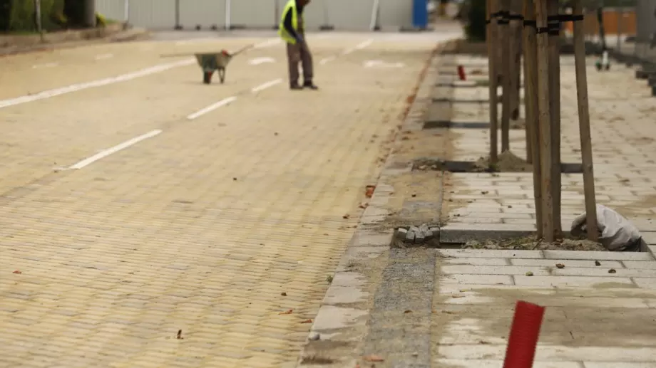 Украйна ни изпраща помощ - нов президент и майстори, които да редят жълтите павета