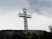 Осветиха 36-метровия светещ кръст над село Нови хан