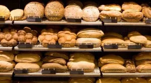 Таван на цената остави македонците без бял хляб в хранителните магазини