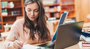 Виц на деня: Студентка се прибира късно през нощта. Баща й я пита: