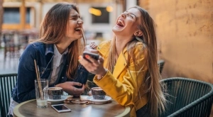 Виц на деня: Секси студентка отива при колега да учат заедно за изпит.